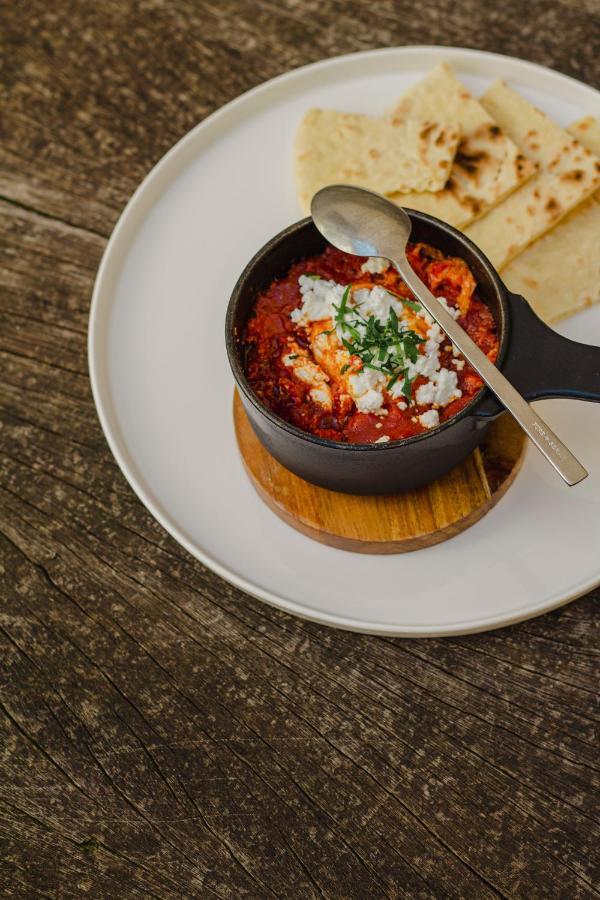 Kai 36 - Hotel Zwischen Fels Und Fluss Graz Ngoại thất bức ảnh Baked eggs with tomato and feta cheese