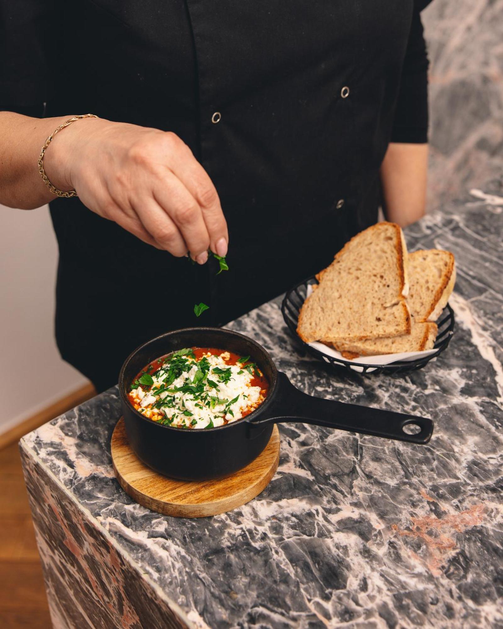 Kai 36 - Hotel Zwischen Fels Und Fluss Graz Ngoại thất bức ảnh Preparation of a traditional Turkish dish