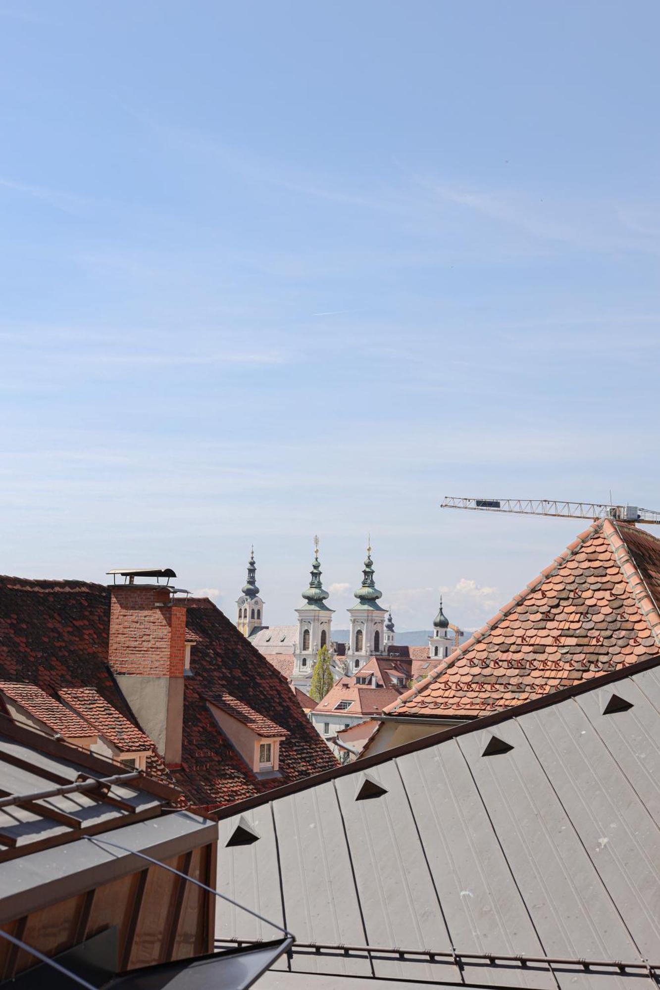 Kai 36 - Hotel Zwischen Fels Und Fluss Graz Ngoại thất bức ảnh The twin spires of the abbey church