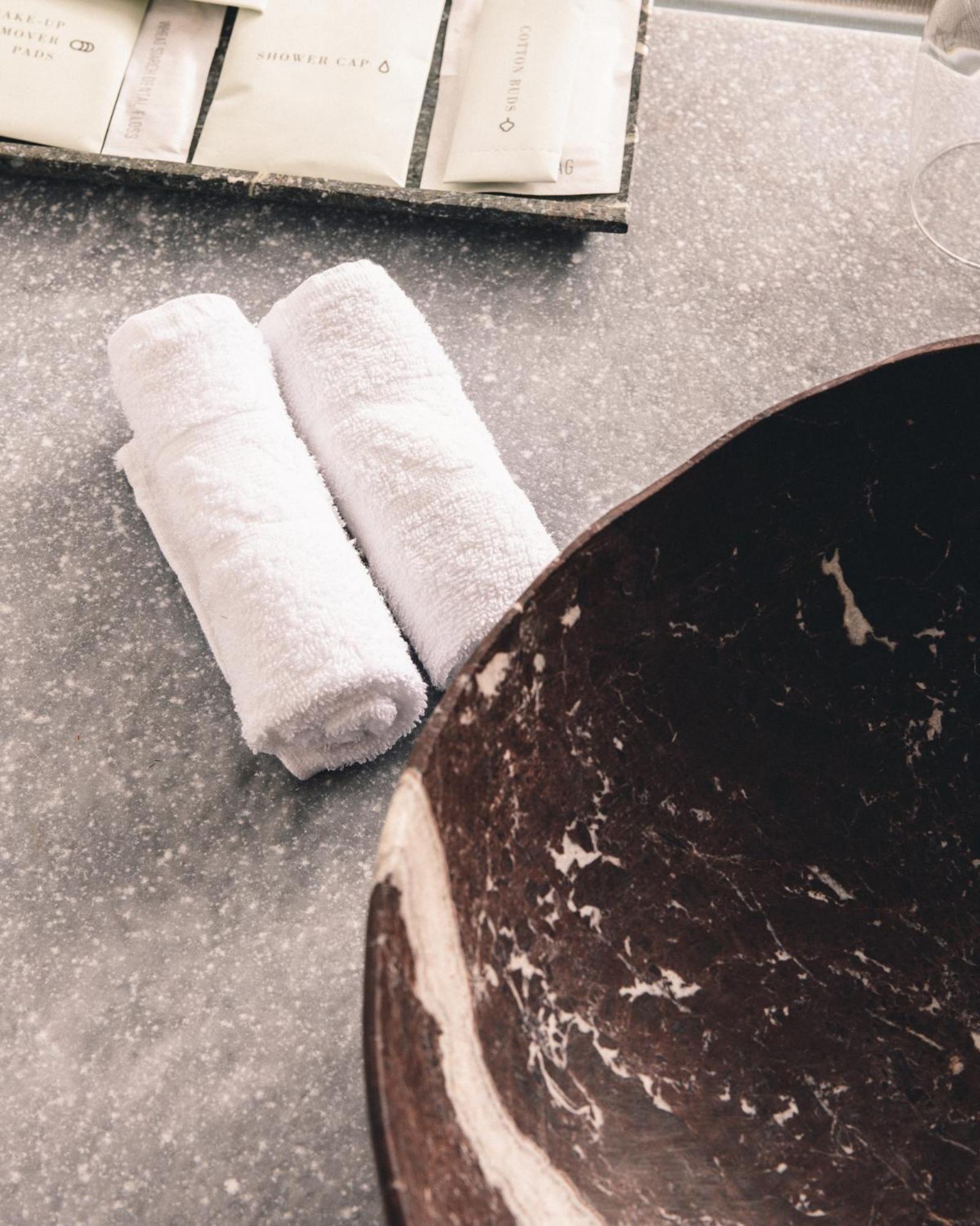 Kai 36 - Hotel Zwischen Fels Und Fluss Graz Ngoại thất bức ảnh A pair of rolled towels