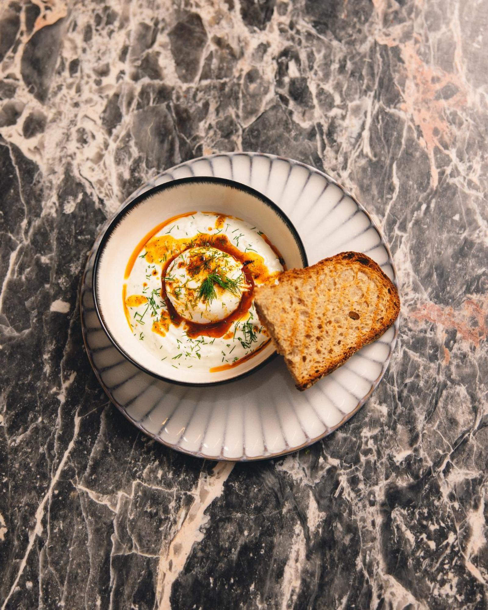 Kai 36 - Hotel Zwischen Fels Und Fluss Graz Ngoại thất bức ảnh A bowl of Labneh with olive oil and sumac