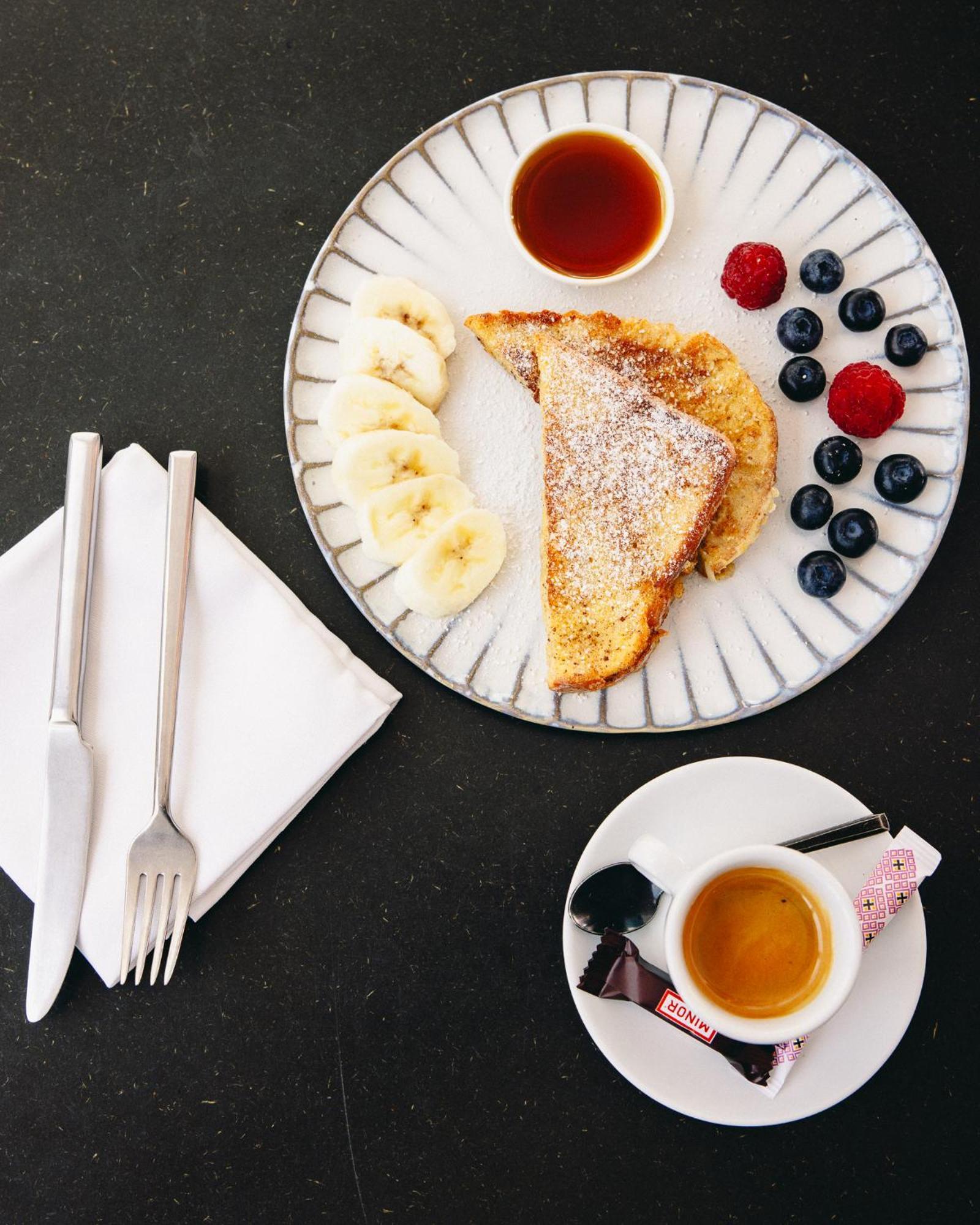 Kai 36 - Hotel Zwischen Fels Und Fluss Graz Ngoại thất bức ảnh French toast with fruit and tea